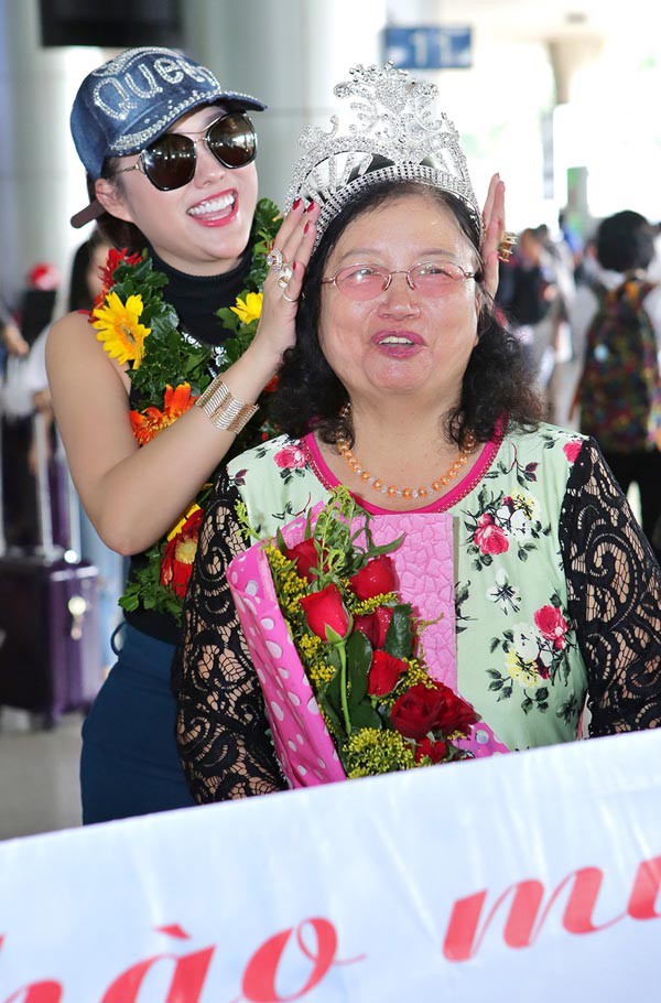 phi thanh van tang qua khung cho bo me sau khi dang quang hoa hau