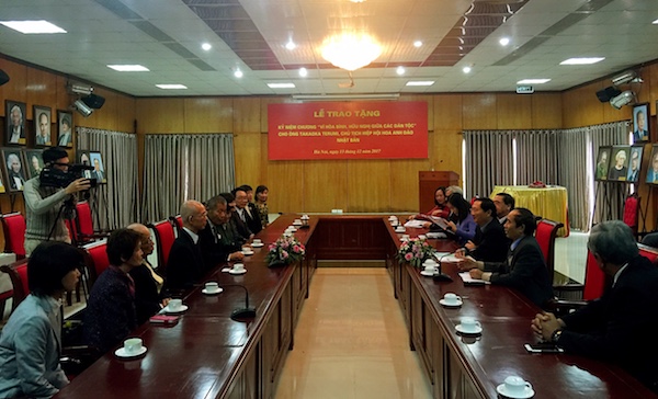 trao ky niem chuong vi hoa binh huu nghi giua cac dan toc cho chu tich hiep hoi hoa anh dao nhat ban