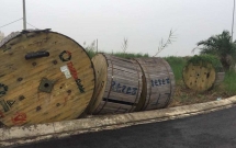 video kinh ngac nguoi phu nu bi cap dien 22000 v roi trung nguoi toe lua van song sot