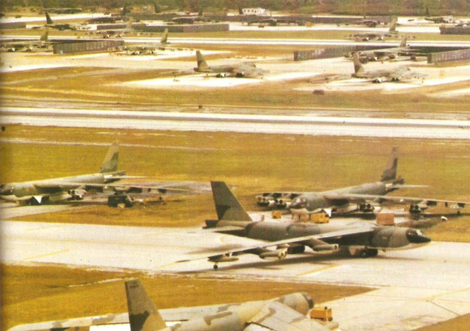 ngoao op b 52 khien ca tg khiep so van bi ten lua vn phu dau choang vang va tu thuong