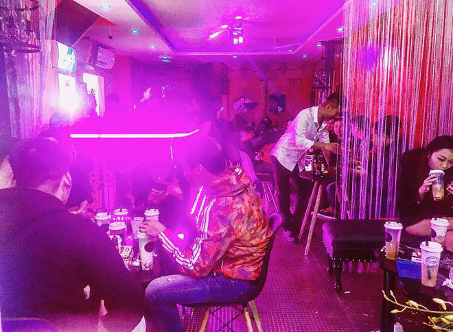 quan tra sua mang phong cach quan bar khien cu dan mang thich thu ru nhau check in