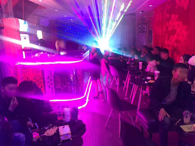 quan tra sua mang phong cach quan bar khien cu dan mang thich thu ru nhau check in