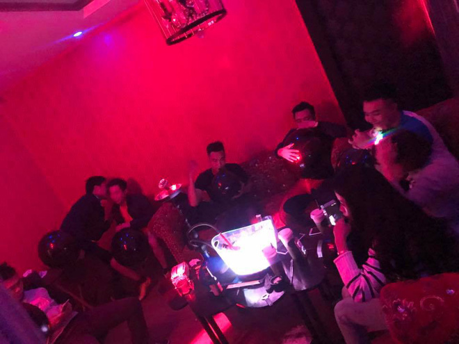 quan tra sua mang phong cach quan bar khien cu dan mang thich thu ru nhau check in