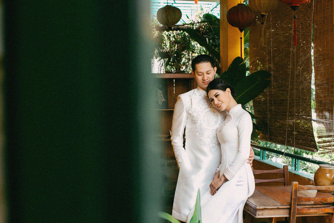 trang tran hanh phuc khi duoc ong xa viet kieu om hon tinh cam