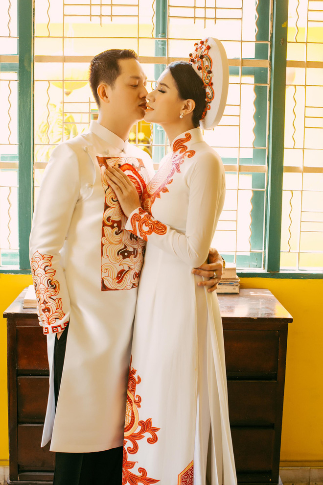trang tran hanh phuc khi duoc ong xa viet kieu om hon tinh cam