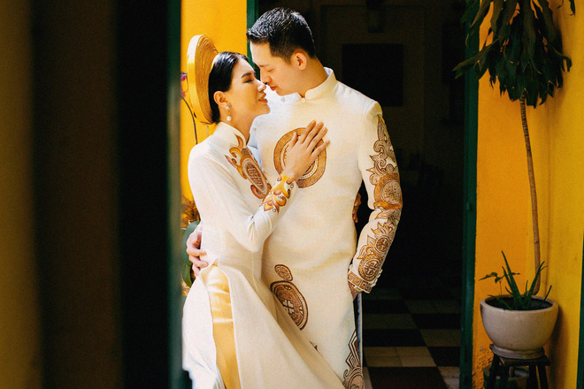 trang tran hanh phuc khi duoc ong xa viet kieu om hon tinh cam