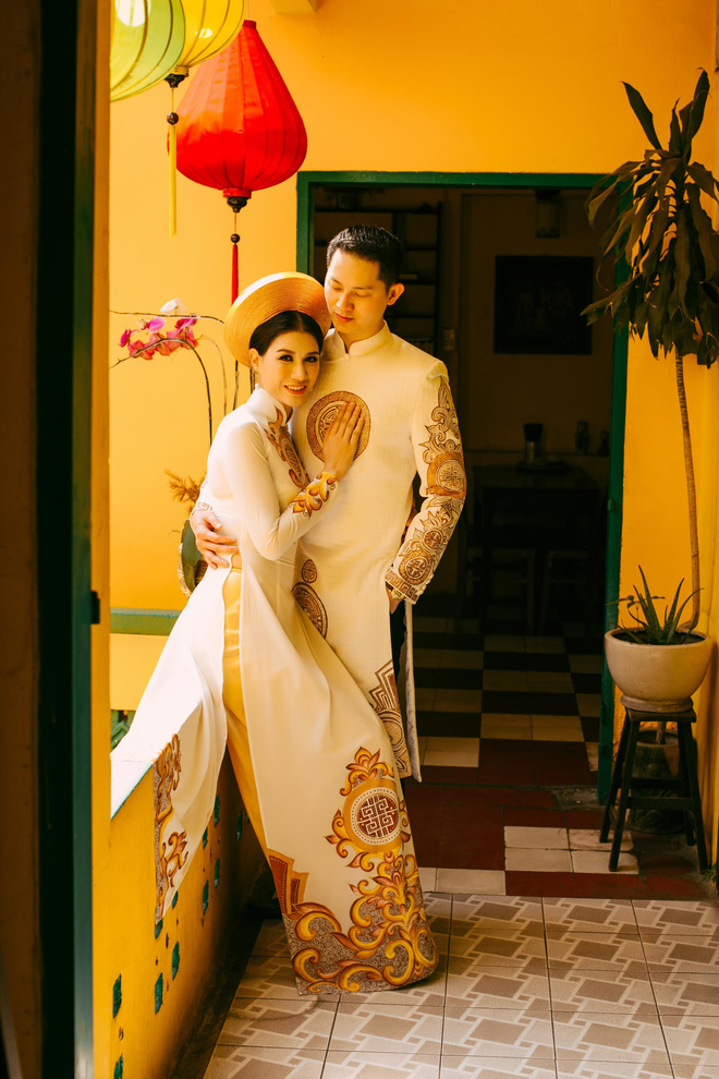 trang tran hanh phuc khi duoc ong xa viet kieu om hon tinh cam