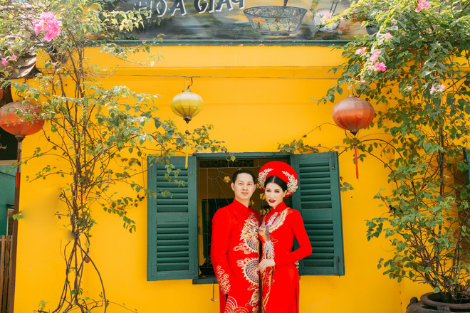 trang tran hanh phuc khi duoc ong xa viet kieu om hon tinh cam