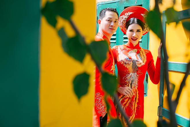 trang tran hanh phuc khi duoc ong xa viet kieu om hon tinh cam