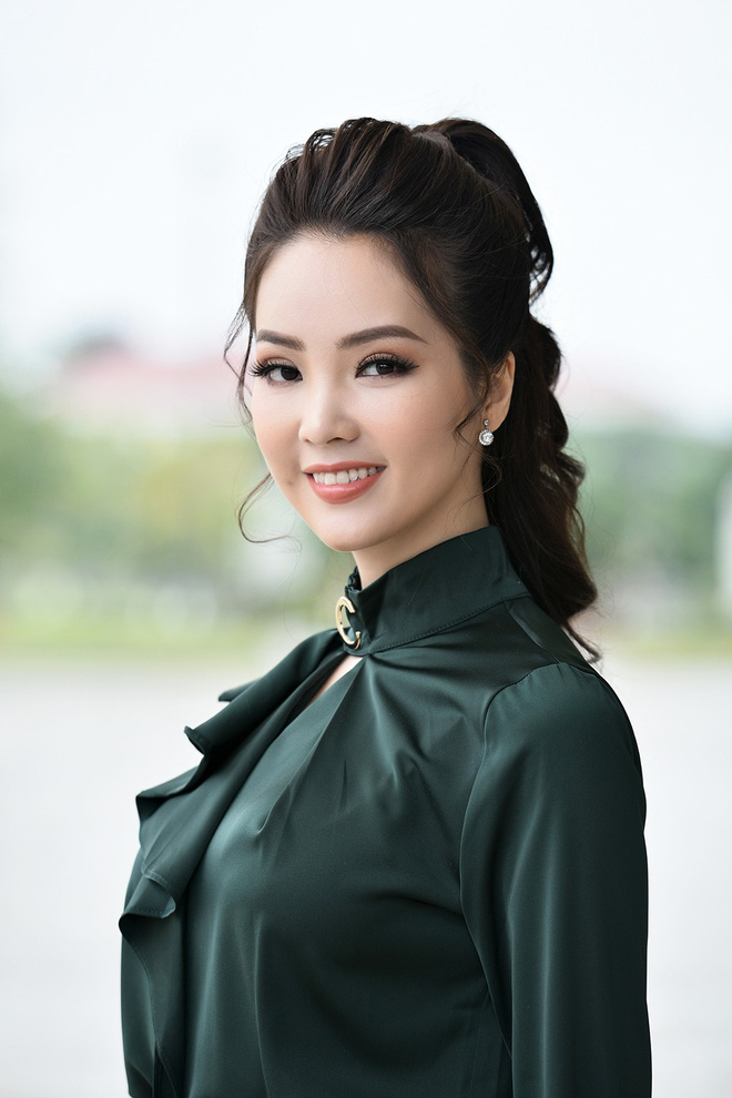 mc thuy van xinh dep ben nha thiet ke do trinh hoai nam