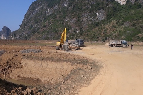 lac thuy hoa binh loi dung nao vet ao ho de ban dat