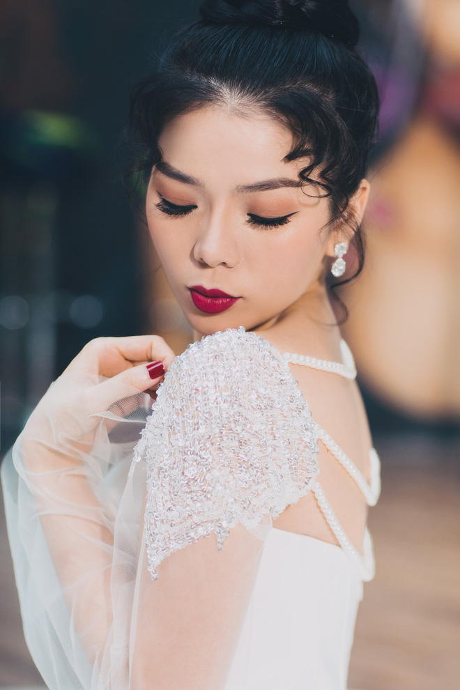 ca si le quyen xinh dep va sexy trong trang phuc vay cuoi