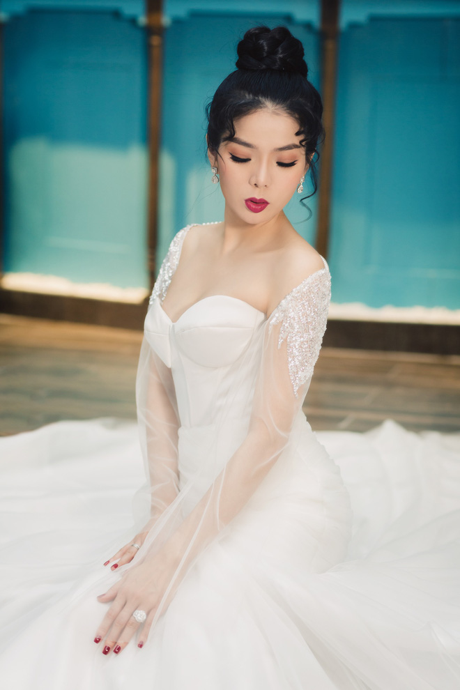 ca si le quyen xinh dep va sexy trong trang phuc vay cuoi