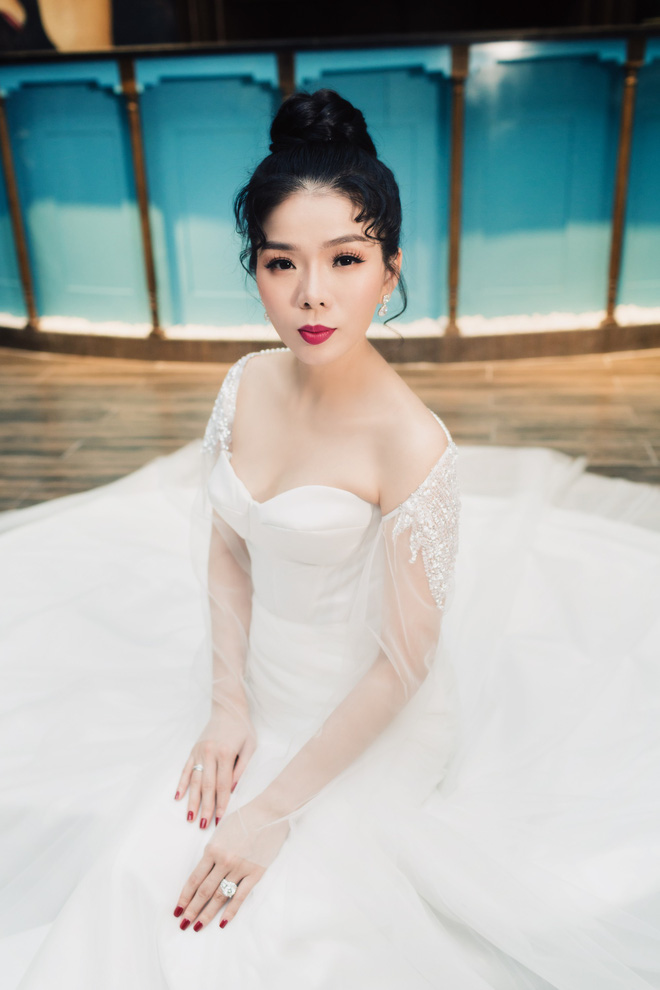 ca si le quyen xinh dep va sexy trong trang phuc vay cuoi