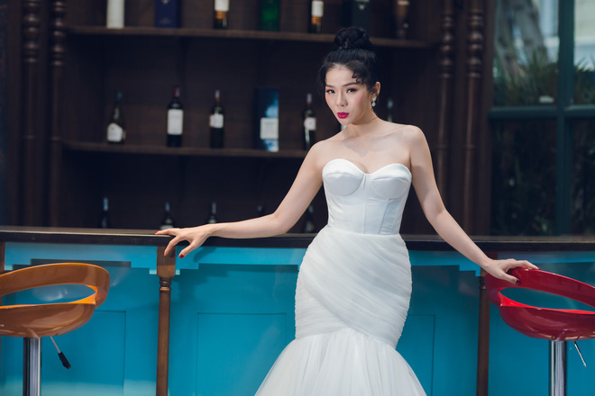 ca si le quyen xinh dep va sexy trong trang phuc vay cuoi