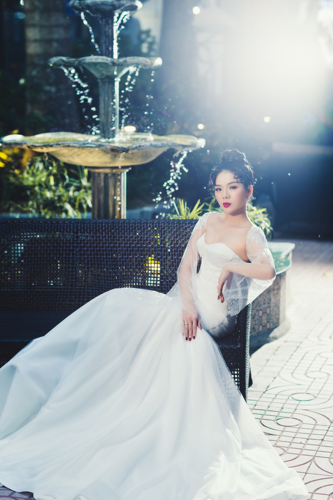 ca si le quyen xinh dep va sexy trong trang phuc vay cuoi