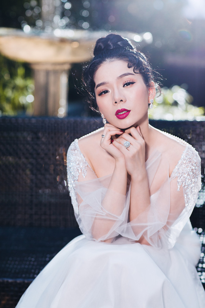 ca si le quyen xinh dep va sexy trong trang phuc vay cuoi