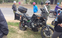 video motor lao voi toc do nhanh dam trung taxi 2 nguoi vang len khong trung