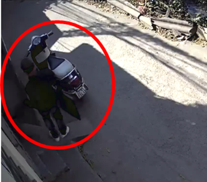 clip dao chich pha khoa than nhien vao nha be trom laptop tivi giua ban ngay o ha noi