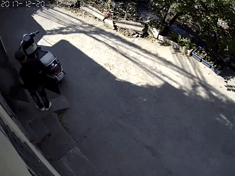 clip dao chich pha khoa than nhien vao nha be trom laptop tivi giua ban ngay o ha noi