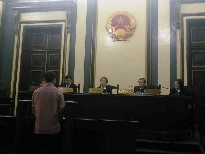 dim chet vo trong thung nuoc roi than nhien cho ve que an tang nguoi chong doi dien an tu hinh