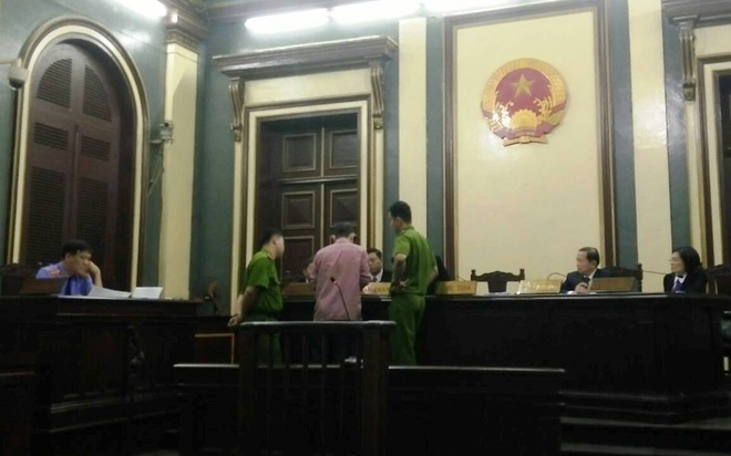 dim chet vo trong thung nuoc roi than nhien cho ve que an tang nguoi chong doi dien an tu hinh