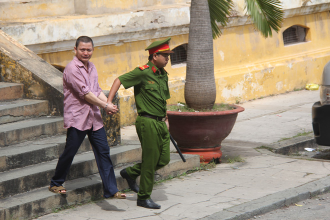 dim chet vo trong thung nuoc roi than nhien cho ve que an tang nguoi chong doi dien an tu hinh