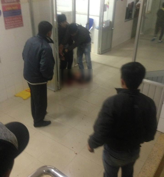 mau thuan trong luc tham benh nam thanh nien dung dao dam hang xom trong thuong ngay tai phong cap cuu