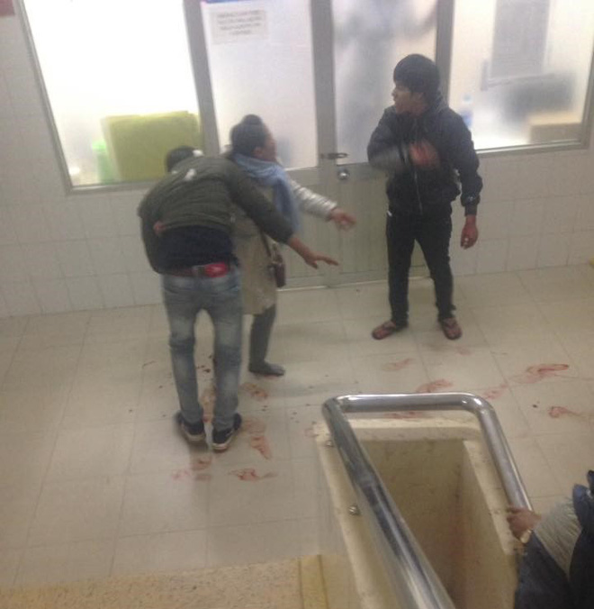 mau thuan trong luc tham benh nam thanh nien dung dao dam hang xom trong thuong ngay tai phong cap cuu