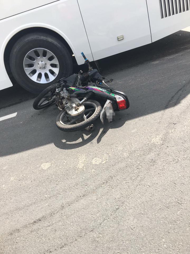 nha trang nga ra duong do tranh xe bon nguoi phu nu bi xe khach cuon vao gam thiet mang