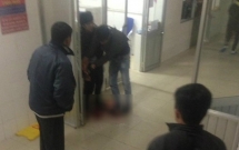 mau thuan trong luc tham benh nam thanh nien dung dao dam hang xom trong thuong ngay tai phong cap cuu