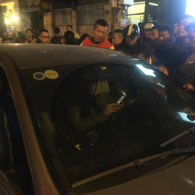 ha noi den giai cuu nguoi nha gay tai nan giao thong thanh nien rut dao chem nguoi giua pho