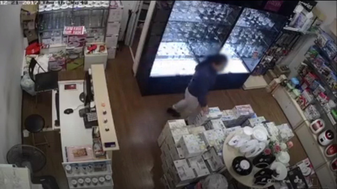 clip gia vo xem hang trong tttm nguoi phu nu xong thang quay thu ngan lay trom dien thoai cua nhan vien ban hang