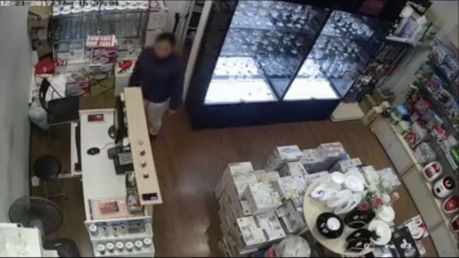 clip gia vo xem hang trong tttm nguoi phu nu xong thang quay thu ngan lay trom dien thoai cua nhan vien ban hang