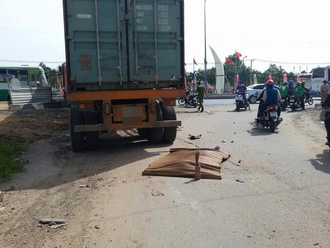 tp hcm container mat thang cuon 2 thanh nien vao gam xe 1 nguoi tu vong tai cho