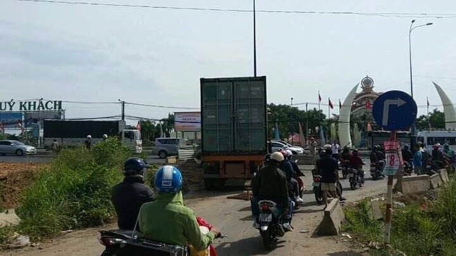 tp hcm container mat thang cuon 2 thanh nien vao gam xe 1 nguoi tu vong tai cho