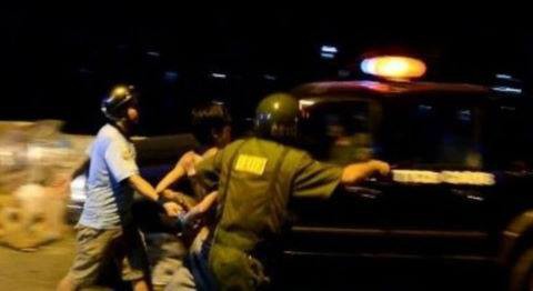 tphcm bi lap bien ban do danh nhau nam thanh nien xong vao hanh hung cong an roi cam dao co thu trong nha