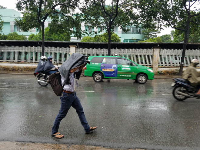 anh huong cua bao tembin gay mua rao va gio giat nguoi sai gon co ro trong cai lanh 21 do c