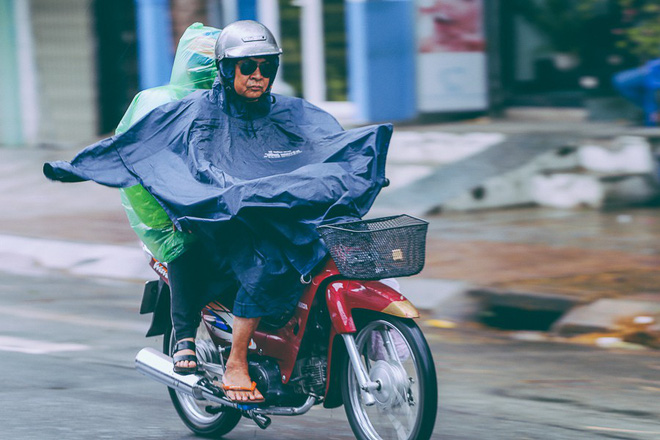 anh huong cua bao tembin gay mua rao va gio giat nguoi sai gon co ro trong cai lanh 21 do c