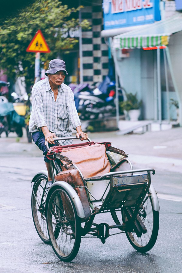 anh huong cua bao tembin gay mua rao va gio giat nguoi sai gon co ro trong cai lanh 21 do c