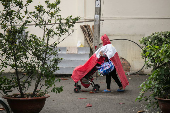 anh huong cua bao tembin gay mua rao va gio giat nguoi sai gon co ro trong cai lanh 21 do c