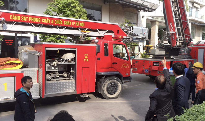 ha noi chay lon tai tang thuong khu chung cu cao cap golden westlake nguoi dan nghe tin hot hoang chay ve nha