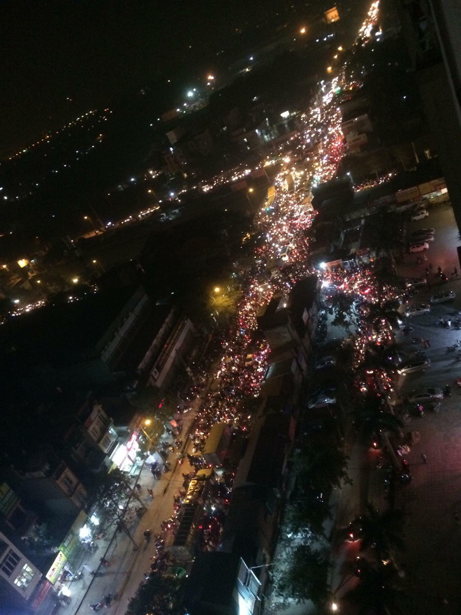 tac duong kinh hoang tai ha noi nguoi dan chon chan tai cho gan 2h dong ho van chua ve toi nha