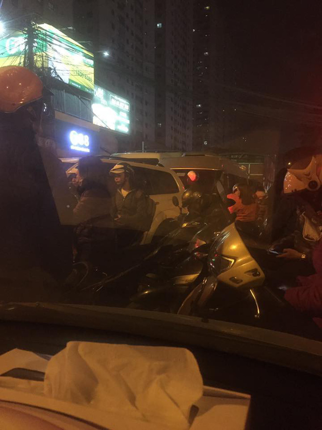 tac duong kinh hoang tai ha noi nguoi dan chon chan tai cho gan 2h dong ho van chua ve toi nha