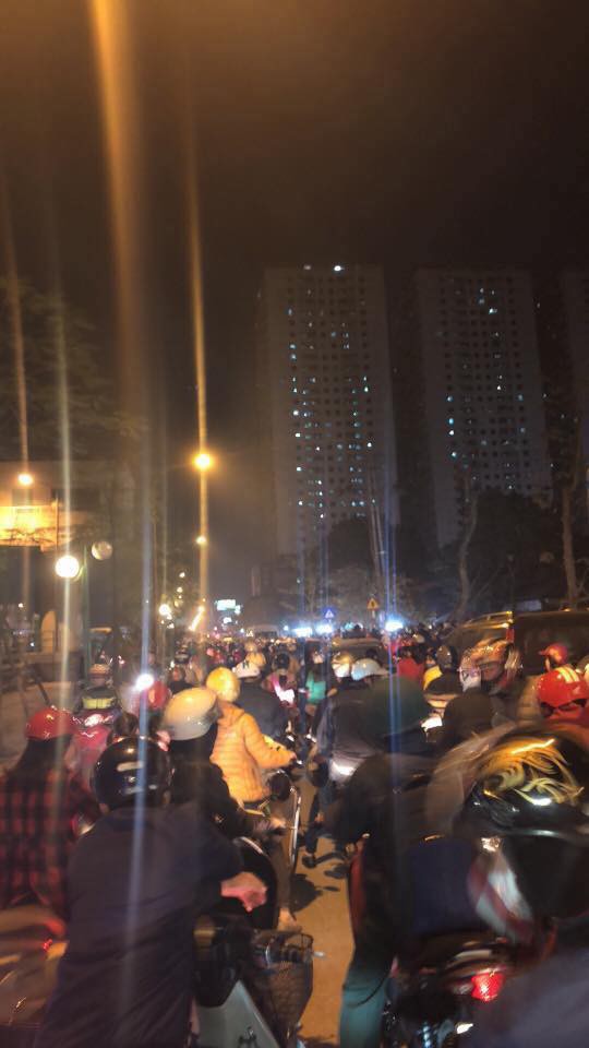 tac duong kinh hoang tai ha noi nguoi dan chon chan tai cho gan 2h dong ho van chua ve toi nha
