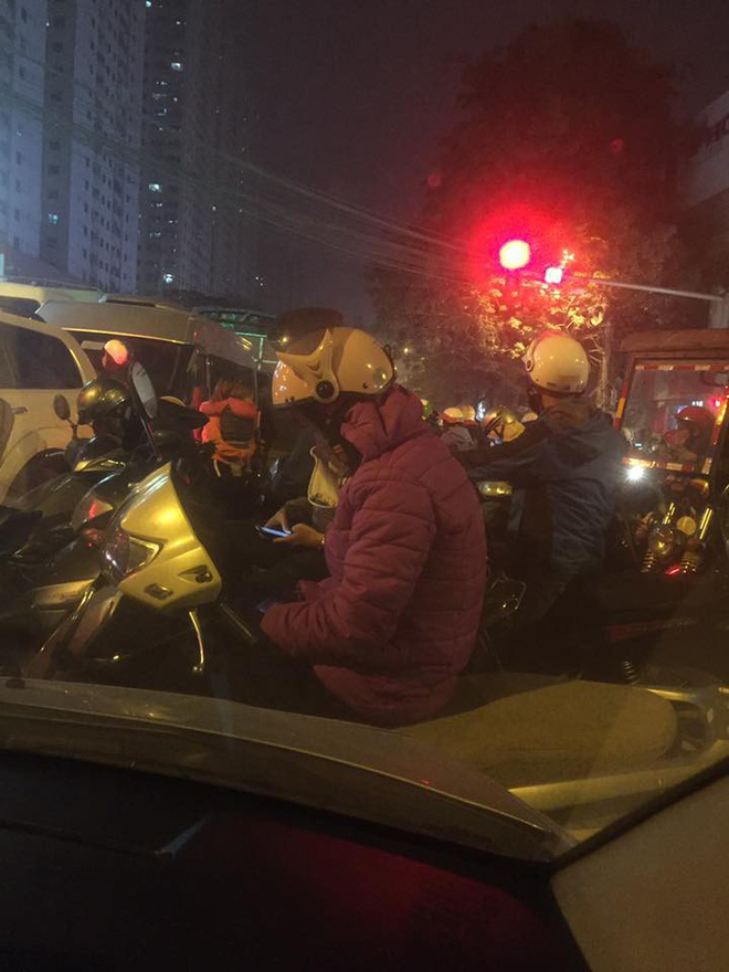 tac duong kinh hoang tai ha noi nguoi dan chon chan tai cho gan 2h dong ho van chua ve toi nha