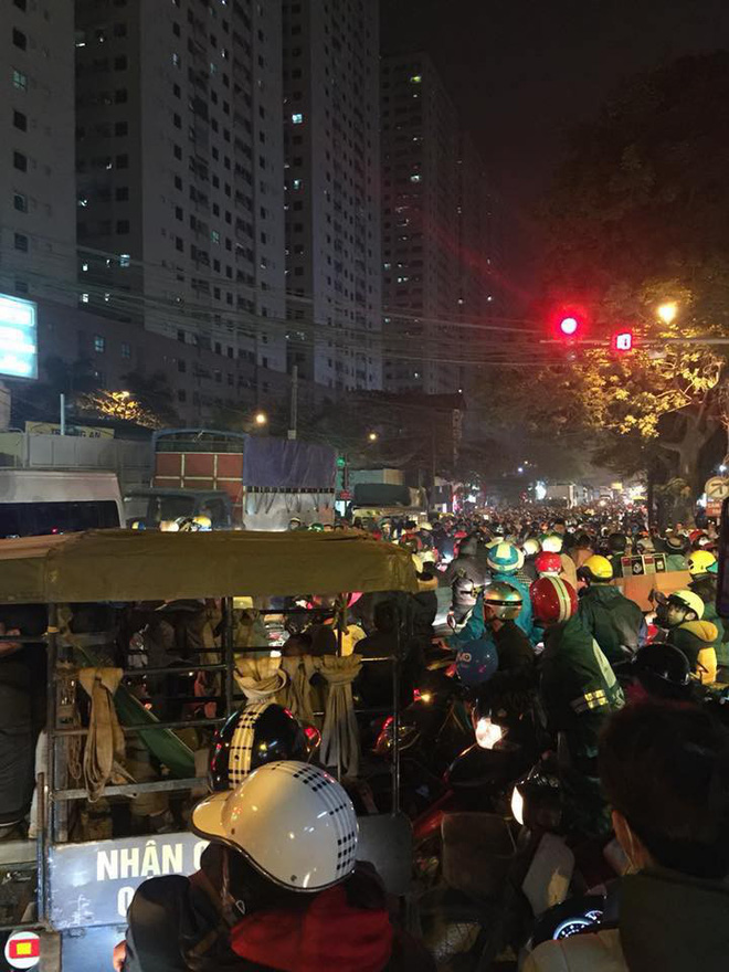 tac duong kinh hoang tai ha noi nguoi dan chon chan tai cho gan 2h dong ho van chua ve toi nha