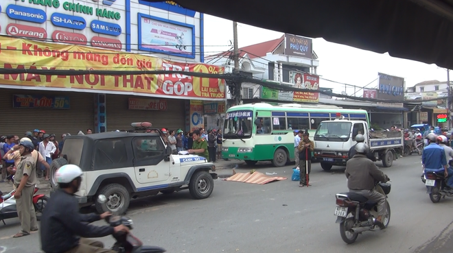 phong xe bat mang tong chet nguoi 1 thanh nien chay tron doi nam nu bi dan vay bat giao nop cong an