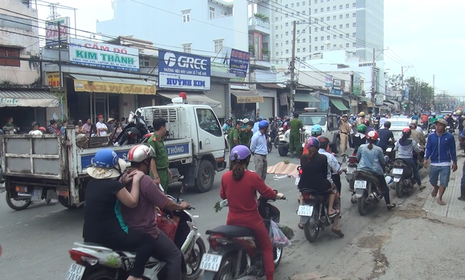 phong xe bat mang tong chet nguoi 1 thanh nien chay tron doi nam nu bi dan vay bat giao nop cong an