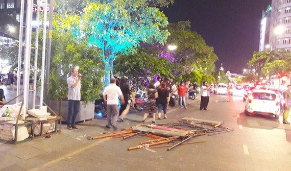sap gian giao thi cong den trang tri o pho di bo nguyen hue nam cong nhan roi tu tang 3 trung o to dau ben duong bi thuong nang